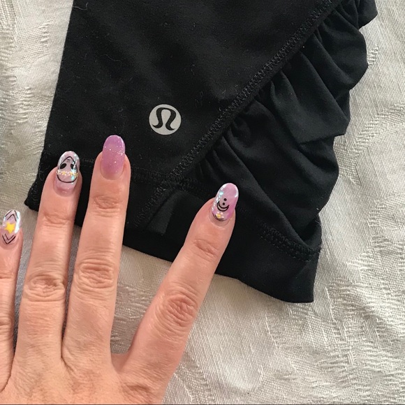 Lululemon Black crops - size 4 π - Picture 3 of 3